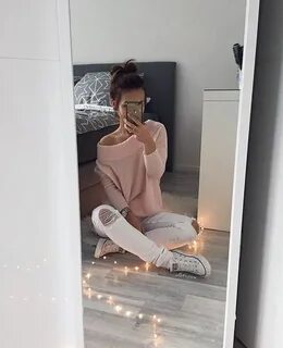Девушка фоткается перед зеркалом