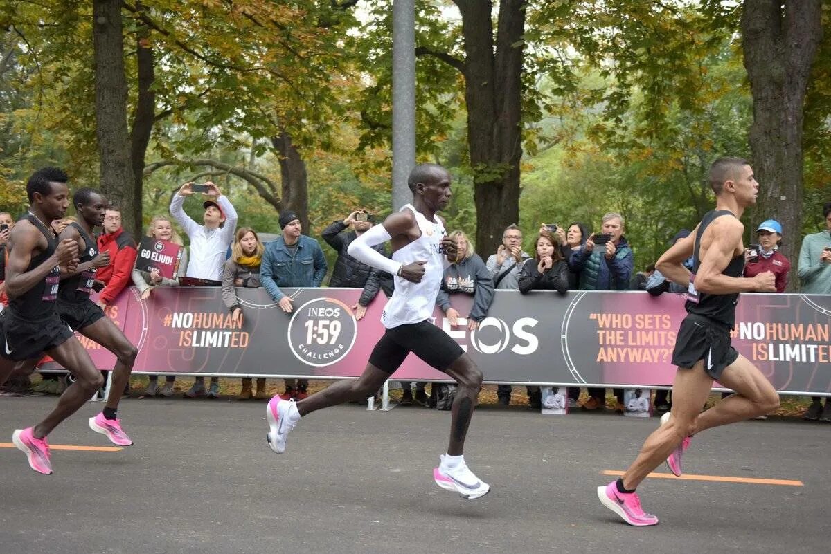 Сколько то бегут. Кипчоге бегун кенийский. Элиуд Кипчоге рекорд. Кипчоге марафонец. Элиуд Кипчоге техника бега.