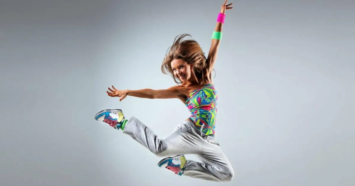 рекламы танцующих девушек. т/и девушка. девушка танцует на белом фоне. зумба девушка. рекламы танцующих девушек.