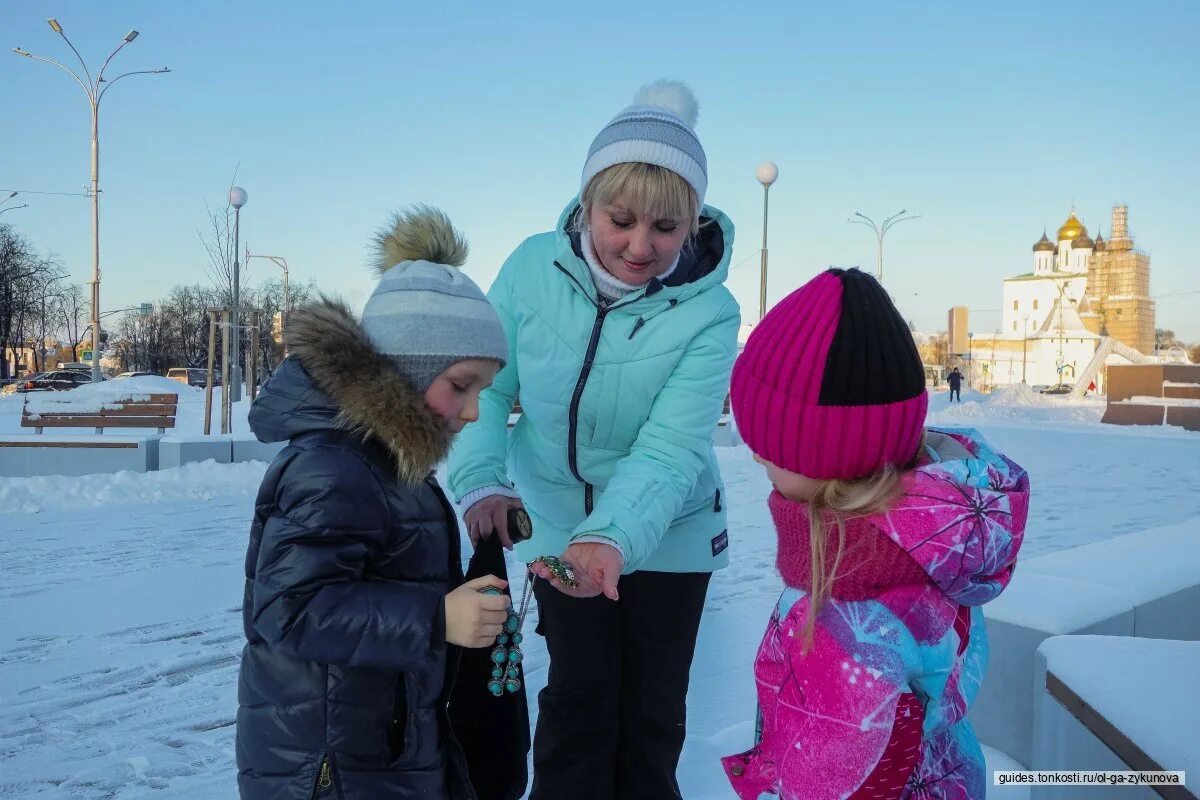 Река пскова. Псков детям зимой. Зимняя прогулка картинки для детей. Дети дошкольного возраста зимой. Зимняя фотосессия на улице.