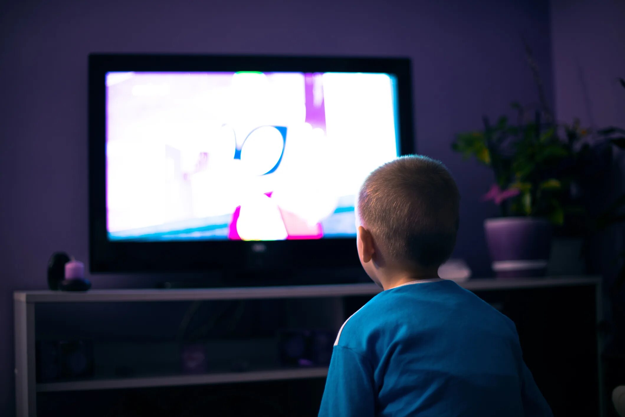 Включи свет мальчик. Мальчик у телевизора. Телевизор в темноте. Школьник у телевизора. Телевизор для детей.
