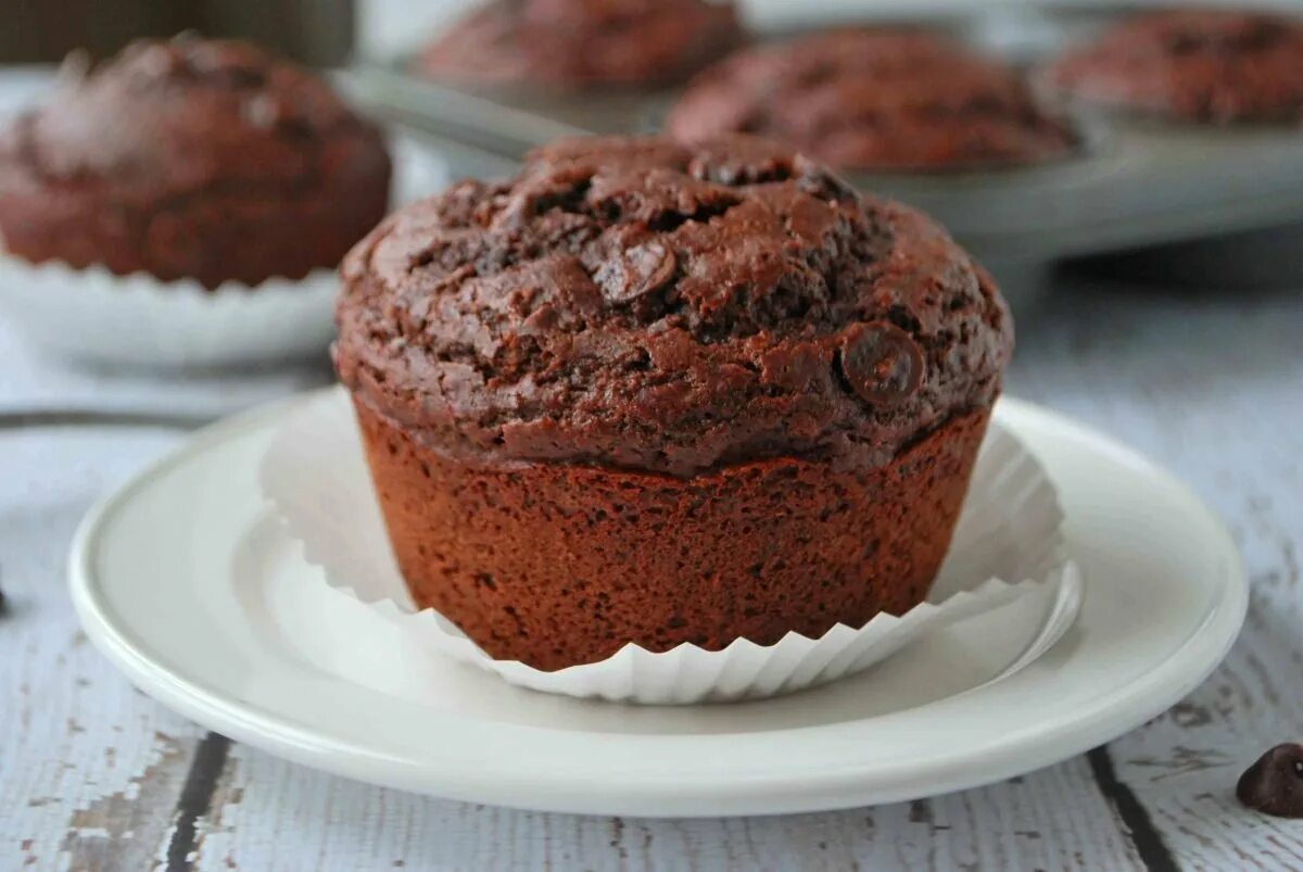 американские творожные маффины. пышные маффины. кексики с изюмом в силиконовых формочках. маффины в силиконовых формочках. кексы в духовке на молоке в формочках.