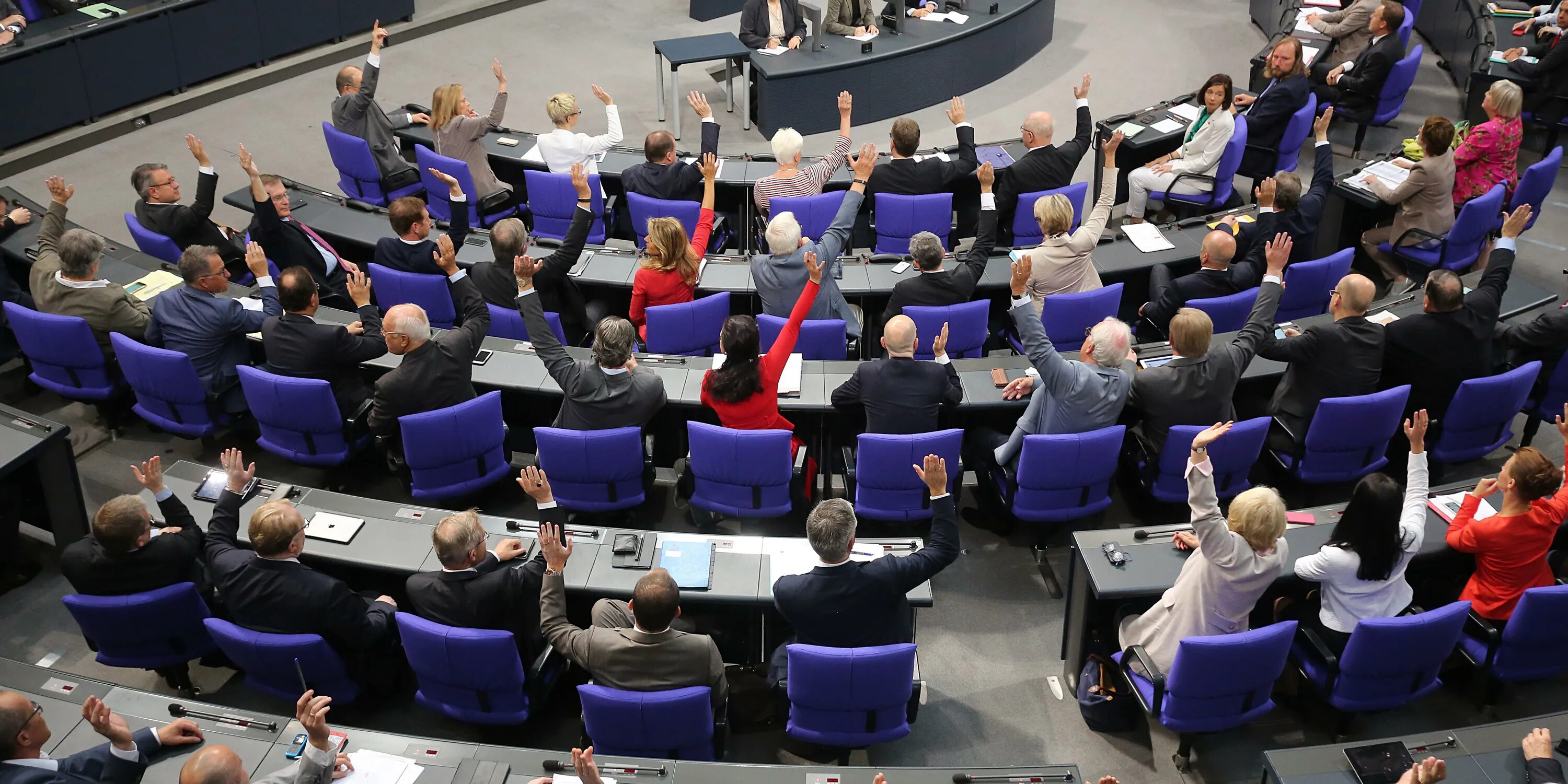 Выборы канцлера в германии 2021. Парламент германии зал. Партии в парламенте германии. Заседание бундестага германии. Бундестаг германии зал заседаний.