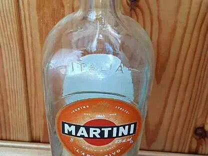 Песня по пустыне с бутылкой мартини