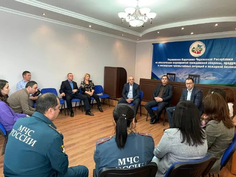 Го чс махачкала. Нефтегазовый колледж в махачкале. Мчс дагестана предупреждает. Гражданской обороны города махачкалы. Го чс махачкала.