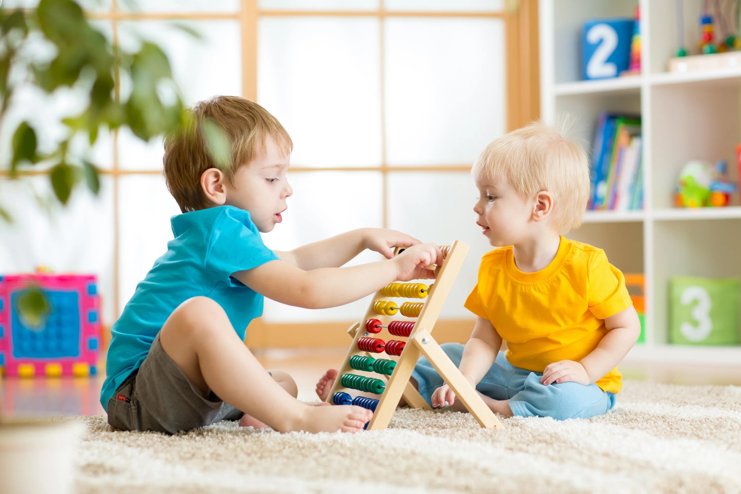 Playing in the bedroom. Дети раннего возраста. Дети играют. Раннее детство. Ранний детский Возраст.