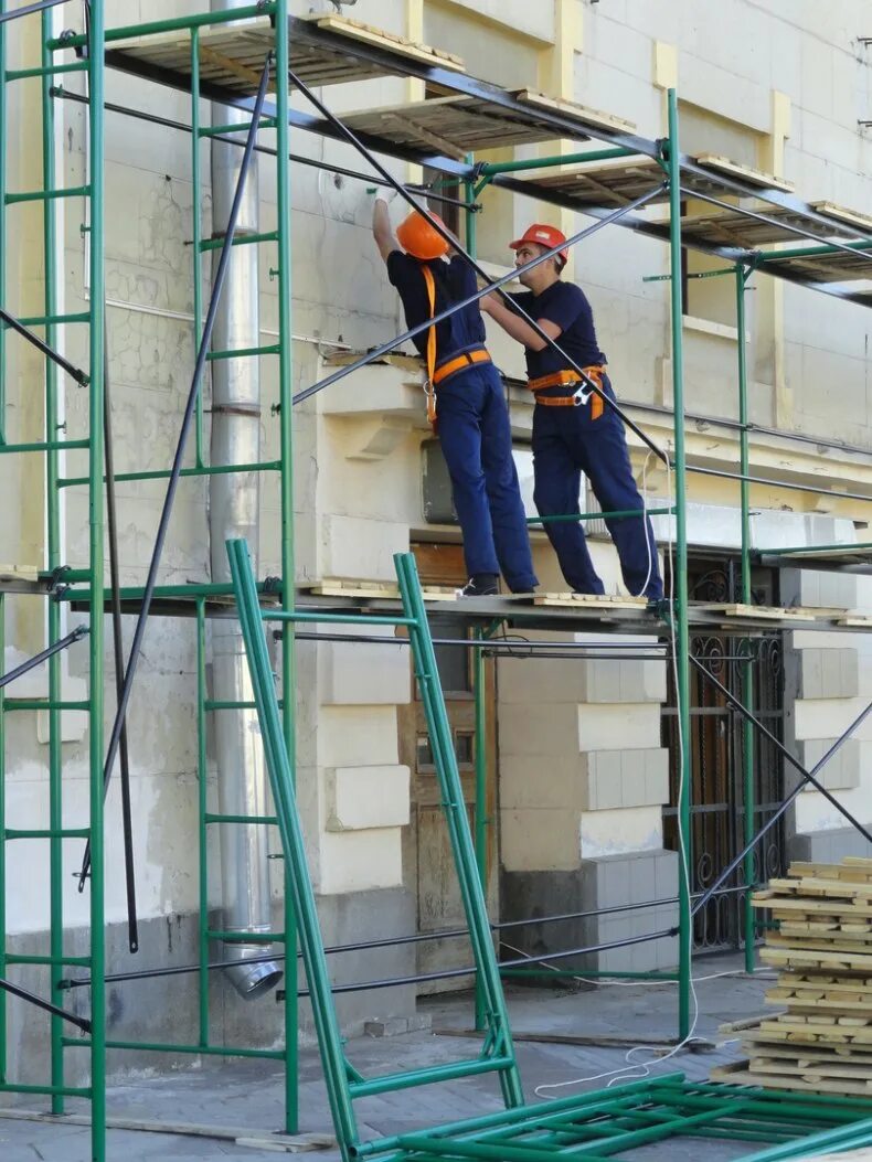 Эксплуатация лесов высотой до 4 метров. Строительные леса. леса для стройки. сборка лесов строительных. монтаж строительных лесов.