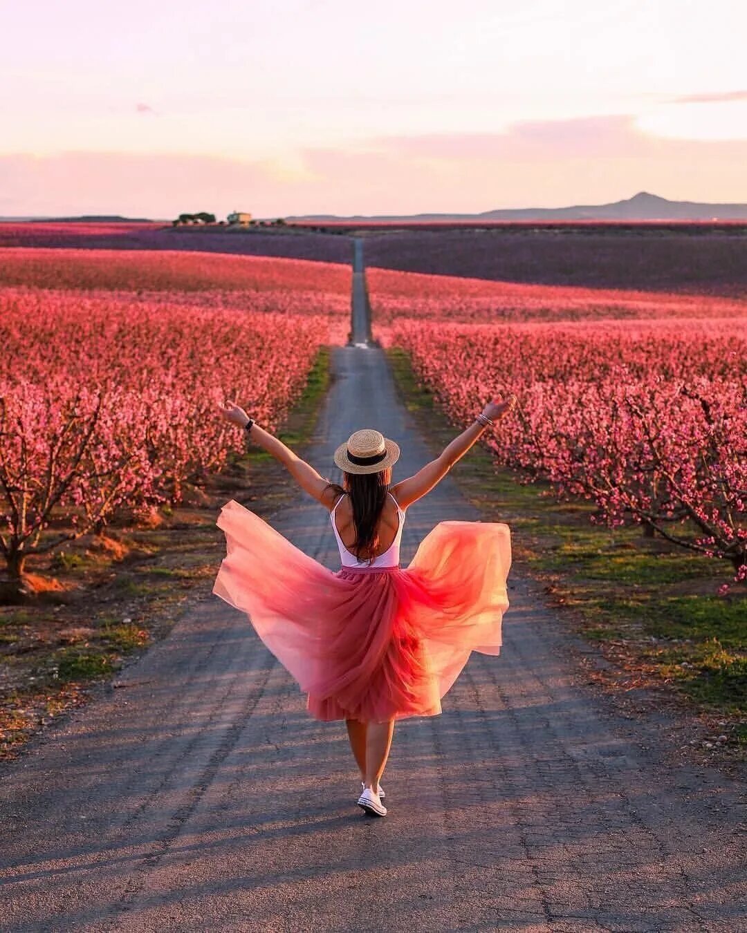 интересные позитивные фото. зонтик улетел. эмоциональные качели. радость жизни. стильные креативные картинки.