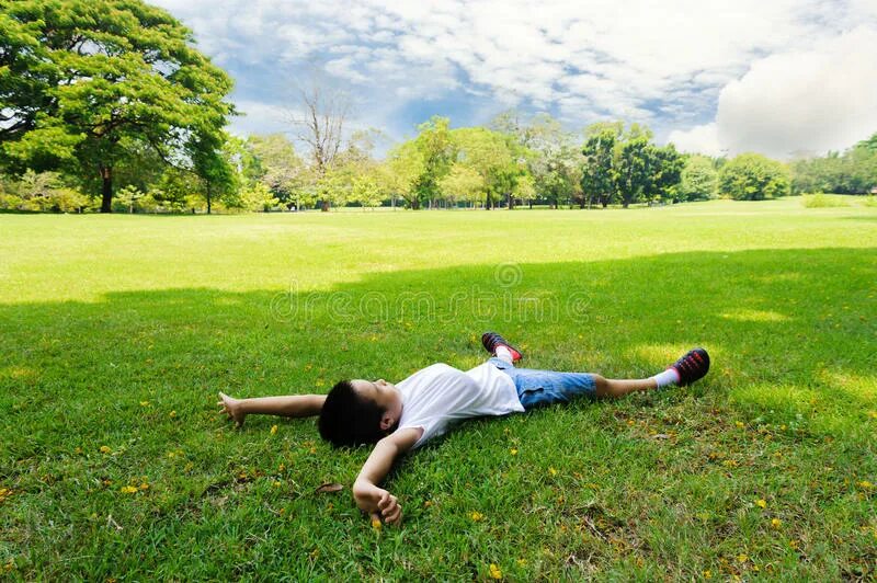 Мальчик лежит на траве. Laying on the grass. Ощущения от трав. Мальчик лежит на скошенной траве.
