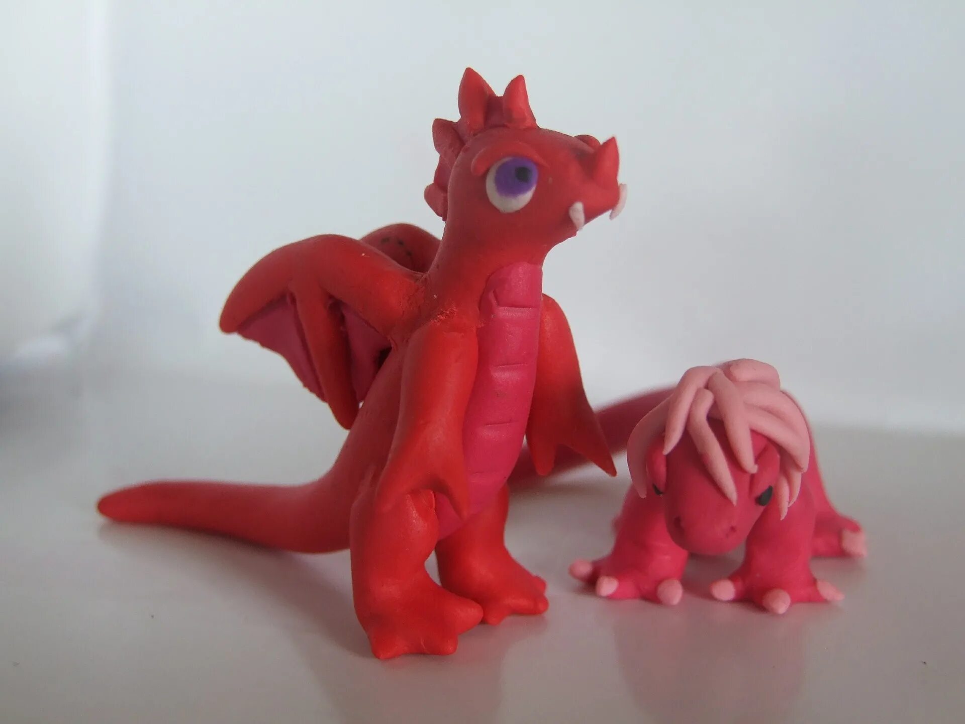 Слепить дракона из пластилина для детей. Игрушки из пластилина дракон. Красный дракон из пластилина. Животные из пластилина дракон. Лепка дракона из пластилина для детей.