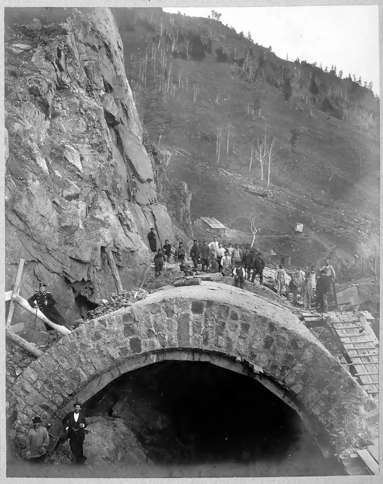 Кругобайкальская железная дорога тоннели. Кругобайкальская железная дорога 1900. Кругобайкальская дорога (1899—1905). Транссибирскую магистраль откапывали.