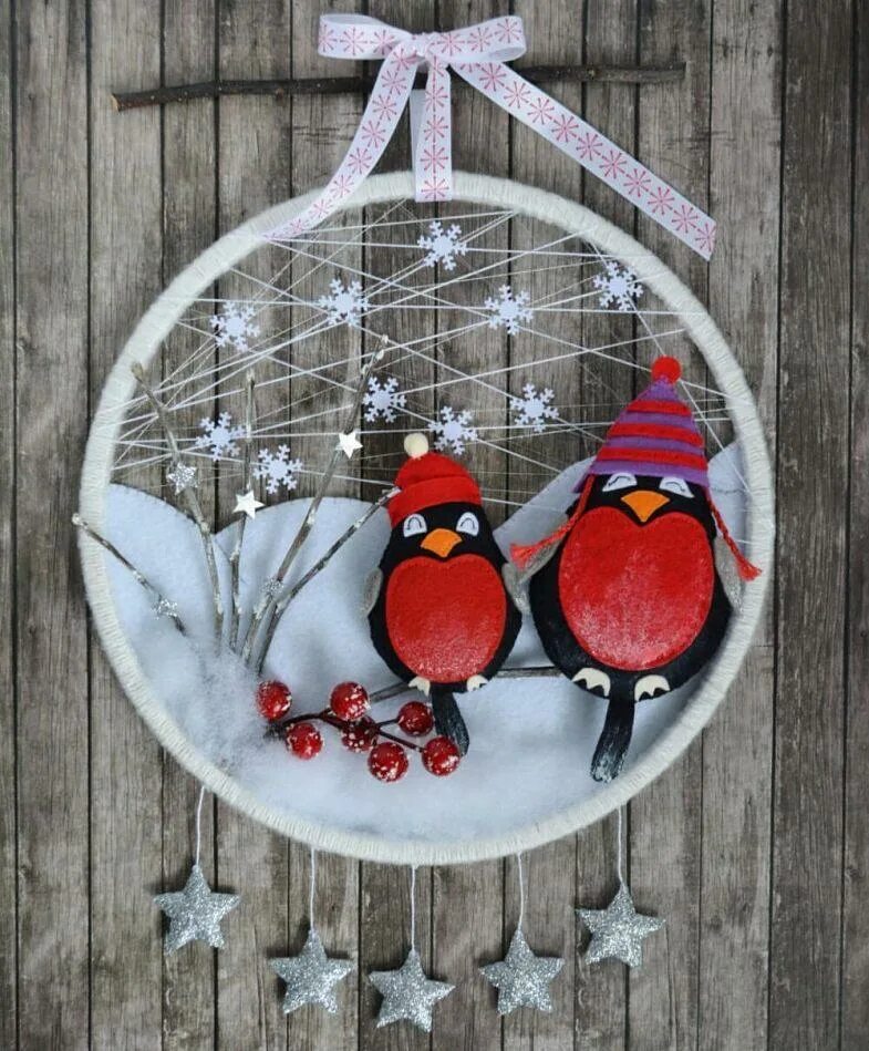 Пингвин из шишек. Зимняя композиция в садик. Зимняя подделка в садк. Новогодние поделки из бисера. Зимние поделки.