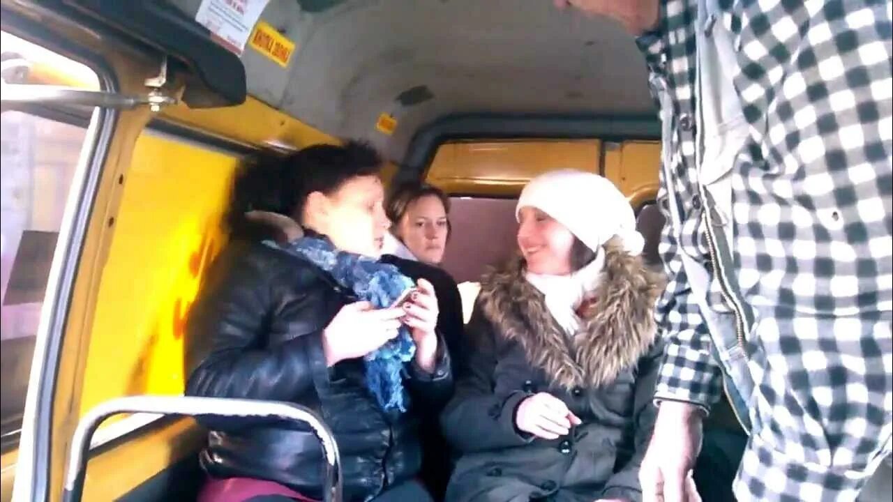 Показал в автобусе женщинам. Две женщины в автобусе. Маршрутка.