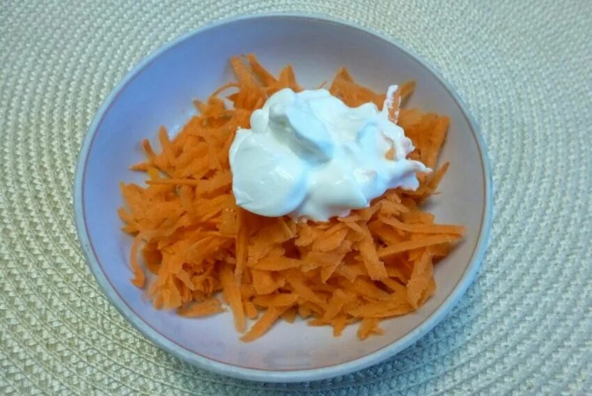 Морковь с чесноком со сметаной