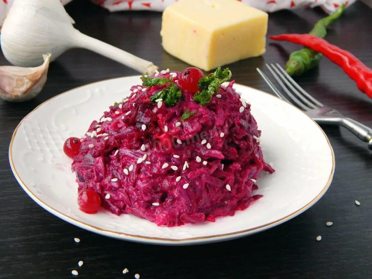 Салат со свеклой и изюмом. Свекольный салат. салат со свеклой. салат из свёклы с чесноком. свекольный салат с сыром.