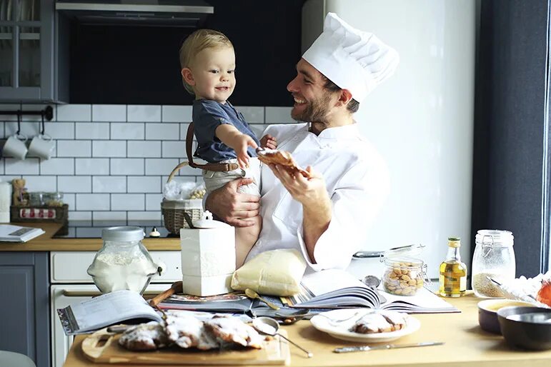 Dad a cook. Папа и сын повар. Папа повар и сын Россия. Два повара отец и сын. Два повара отец и сын комедия.