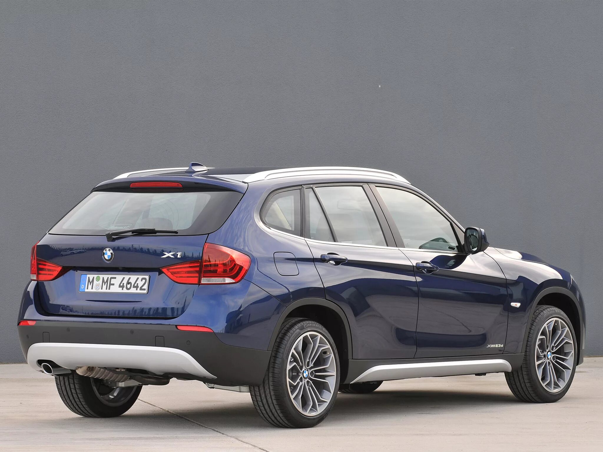 Bmw x1 кроссовер. Bmw x1 белая. Bmw x3 e84. бмв кроссовер х1. бмв x1 2005.