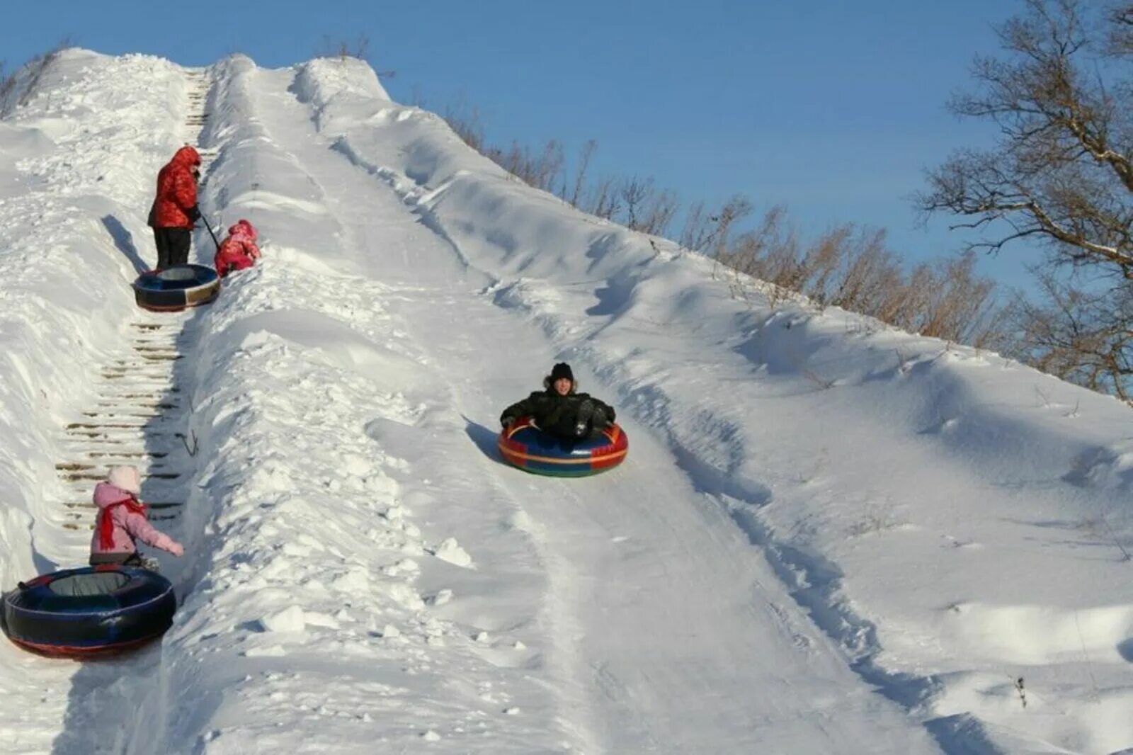 Уктус горнолыжный комплекс тюбинг. Катание с горки зимой. Ватрушка для горки. Парк вднх горки снежные. Катание с горки.