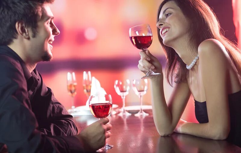 Мужчина и женщина пьют вино. Романтическое свидание. Парочка с вином. Девушка и парень с вином.