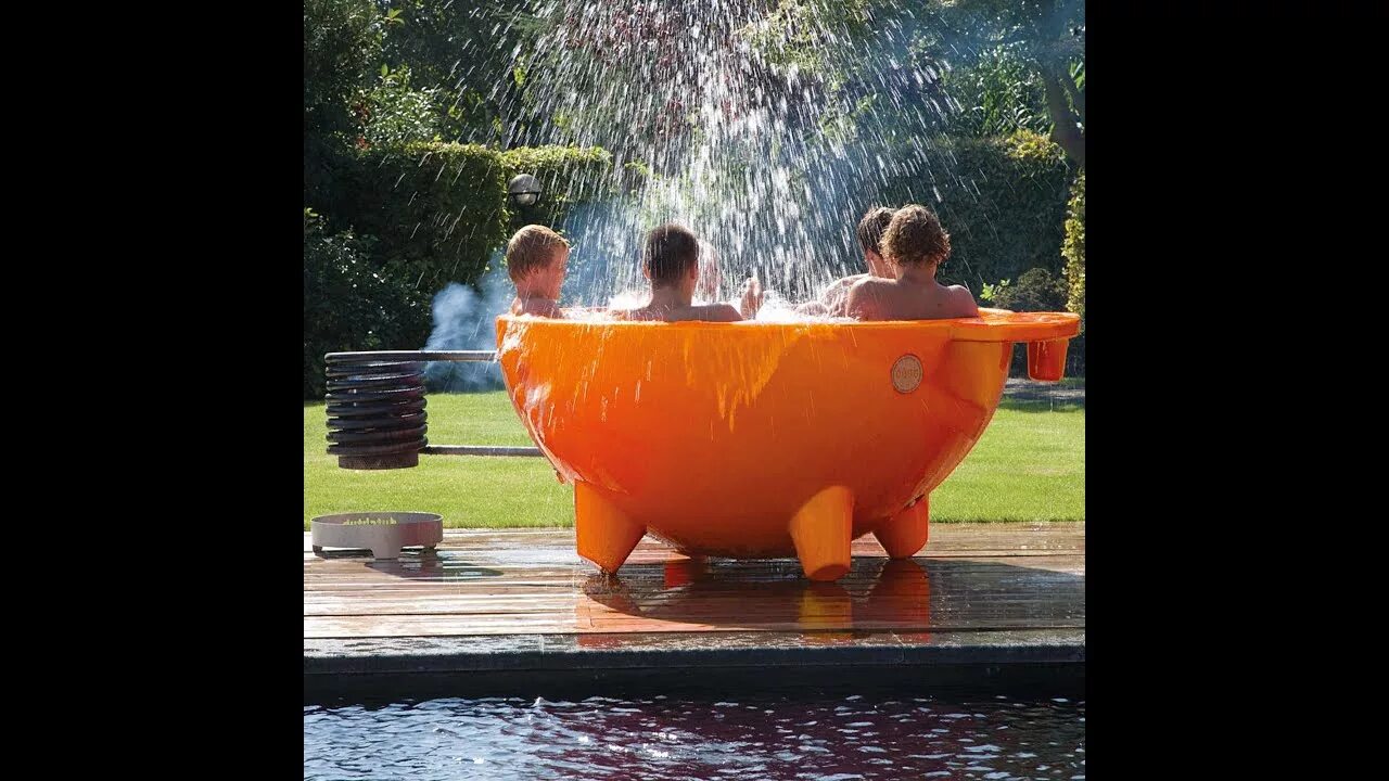 Ванна на дровах на улице. Dutchtub купель. Чугунная ванна на даче. Ванна на даче в саду для купания. Ванна на природе.