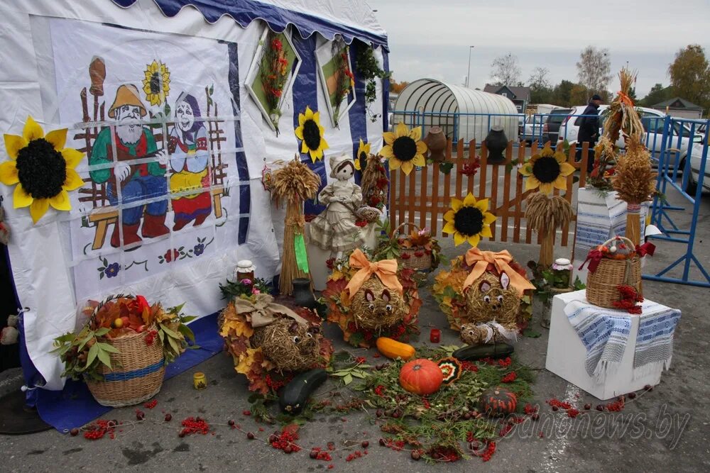 Оформить ярмарку. Украшения на ярмарку осеннюю. Тематика осенней ярмарки. Осенняя ярмарка в детском саду. Выставка цветов и овощей.