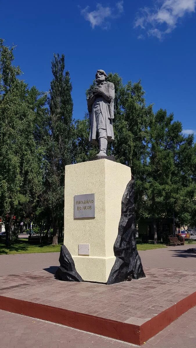 Михайле волкову. Михайло Волков памятник Кемерово. Памятник Волкова Кемерово. Рудознатец Михайло Волков. 1721 Михайло Волков.