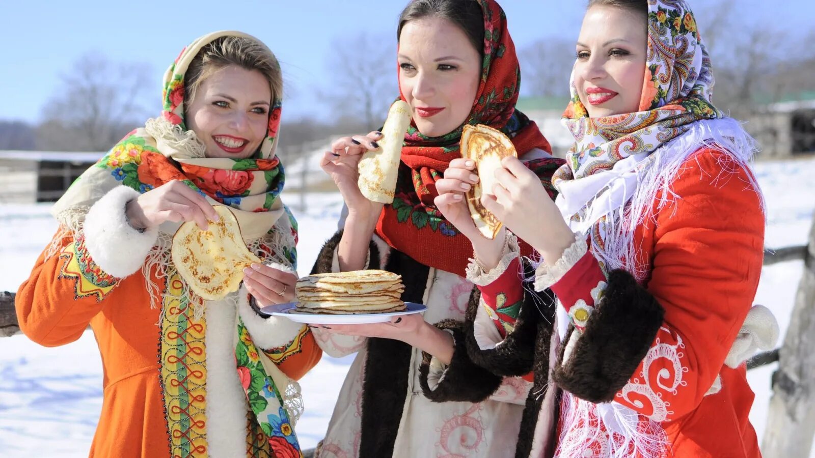 Девушка с блинами на масленицу. Праздничные народные гулянья. Масленица блины гуляния. Девушка с блинами. Народный праздник Масленица.