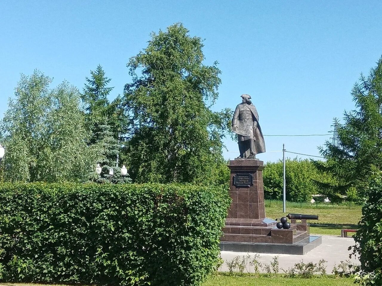 Татищев какой памятник. Татищев памятник в Перми. Памятник Василию Никитичу Татищеву в Перми.