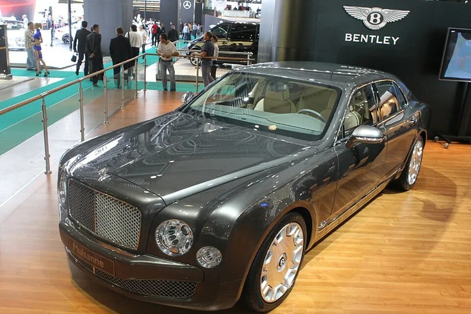 Машина похожая на ройс ройс. Бентли и Роллс Ройс. Rolls Royce Bentley. Машина похожая на бэткли. Авто похожие на Бентли.