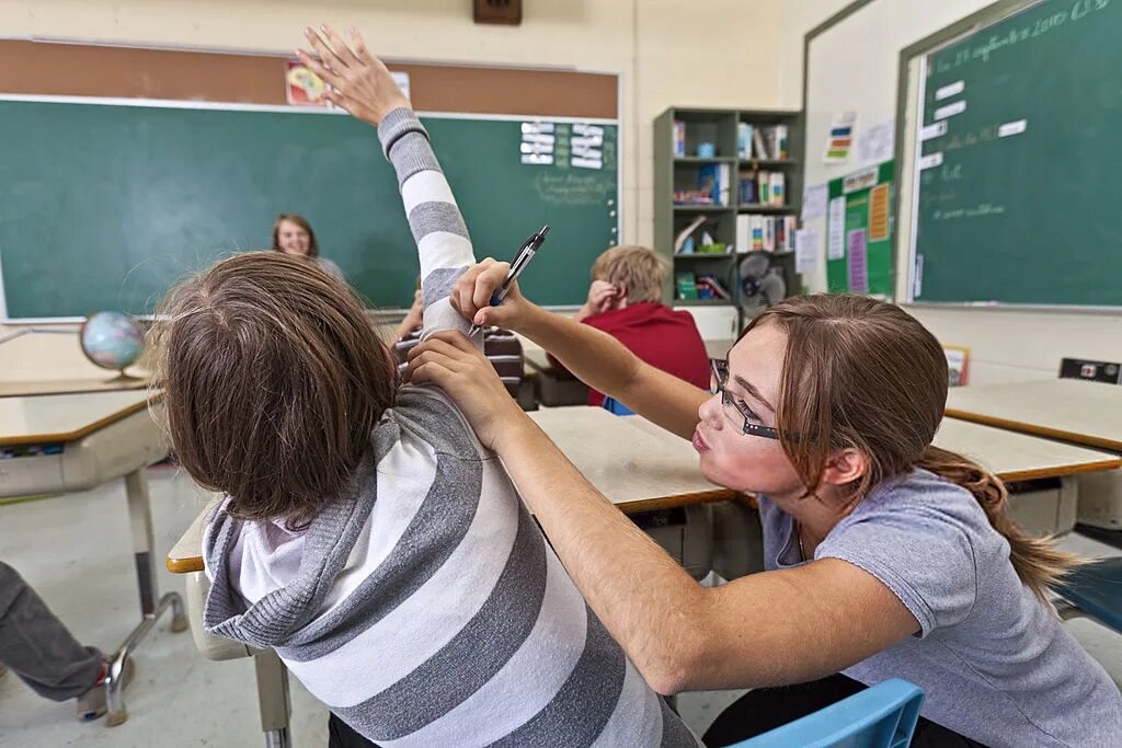 School problems. Дисциплина в школе. Дисциплина на уроке. Нарушение дисциплины на уроке. Непослушный ученик.