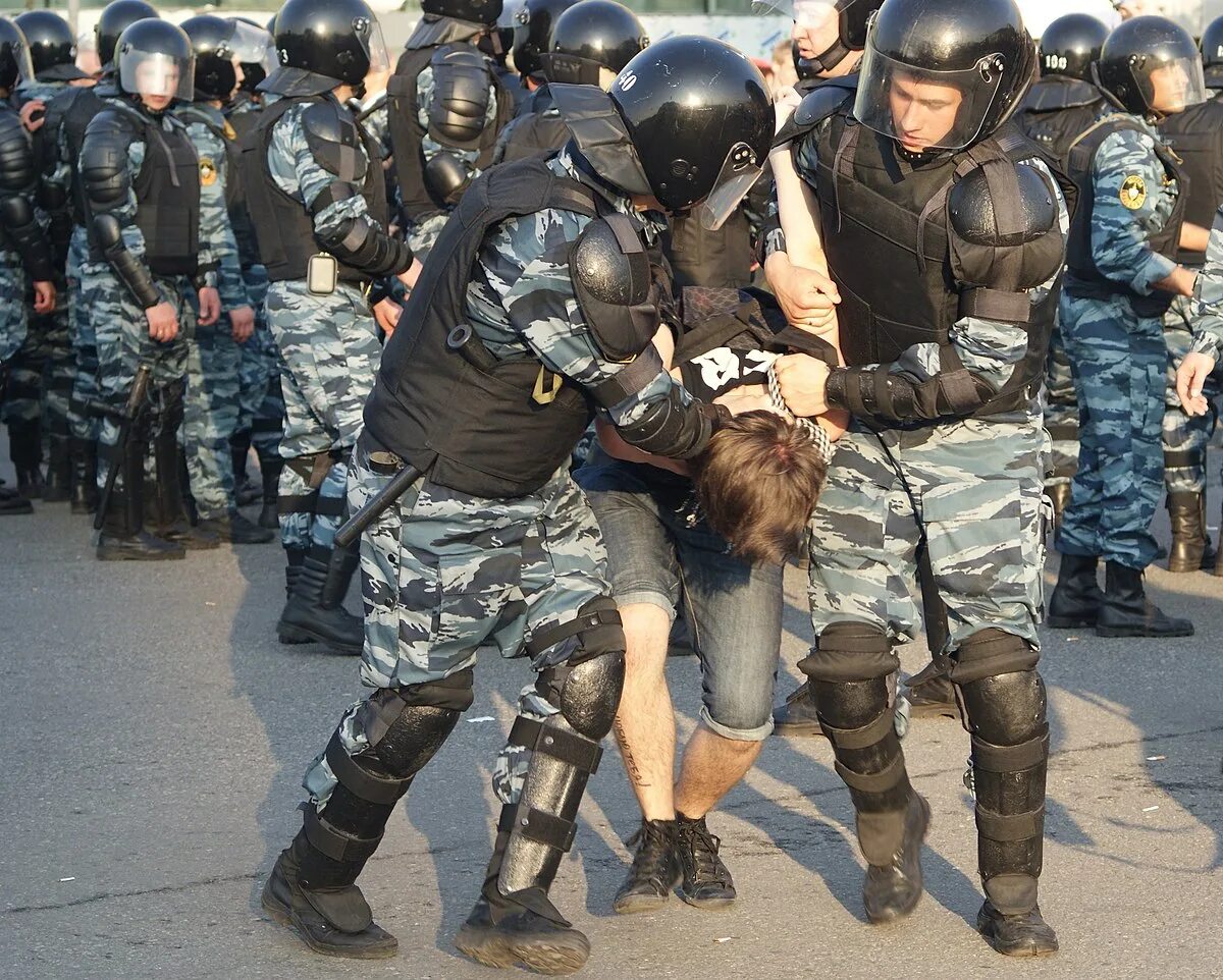 Омон зашел. Омон зашел. Омон в окно. Омон у двери. Омон спецоперация.
