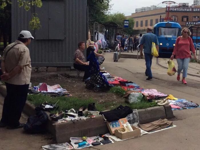 Москворецкий рынок часы. Москворецкий рынок 90е. Москворецкий рынок в 90. Москворецкий рынок, Москва, Болотниковская улица, 12. Москворецкий рынок барахолка.