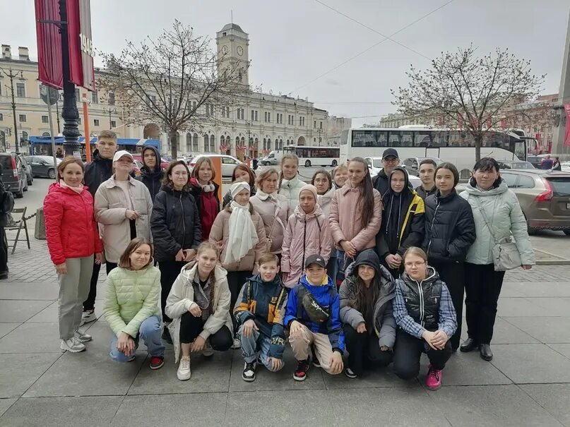 Учащимися группы номер 1. Группа школьников на экскурсии в Санкт-Петербурге. Группа школьников на экскурсии Самара. МБОУ СОШ 20 Санкт-Петербург.