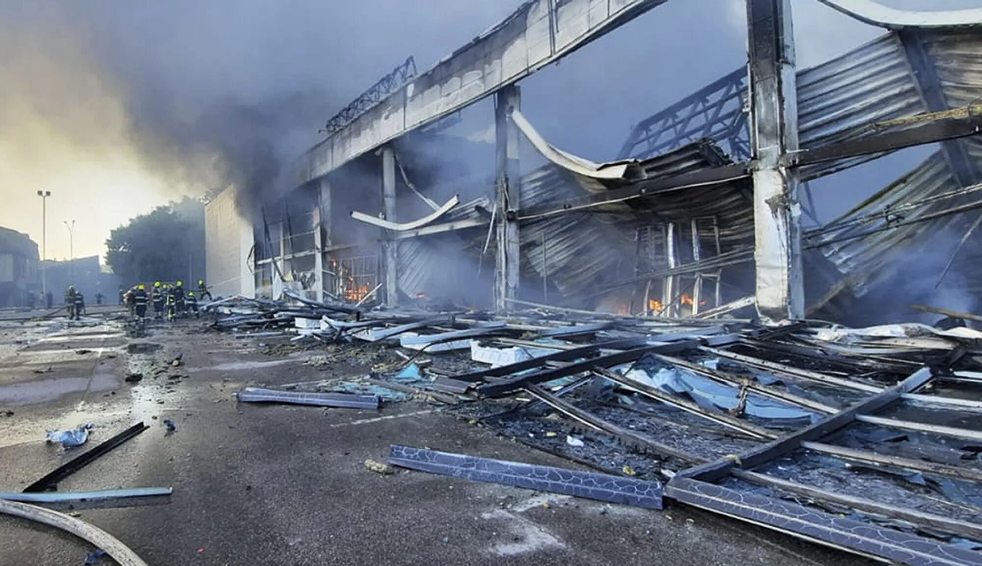 Кременчуг Амстор взрыв. Торговый центр в Кременчуге ракетный удар. Разрушенный торговый центр. Пожар в торговом центре.