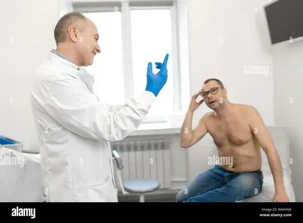Женщина делает массаж простаты