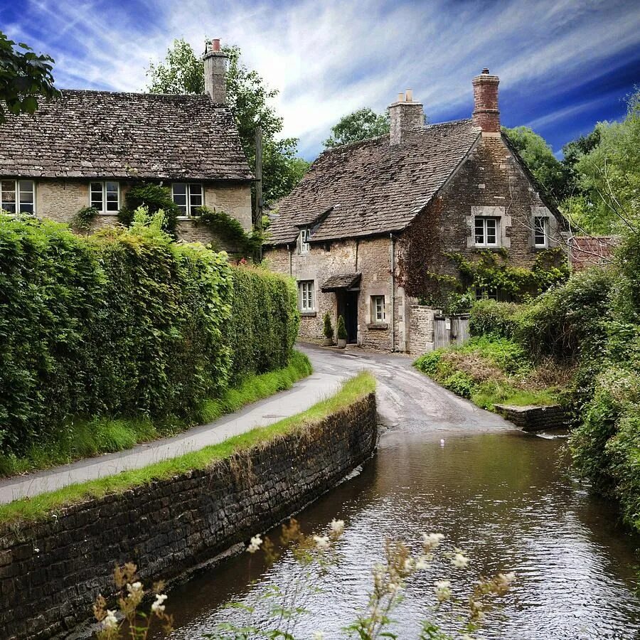 Villages england. Дербишир в Англии. Дербишир пейзажи Англия. Англия деревня Истон. Графство Девон Оттери сент Кэчпоул.