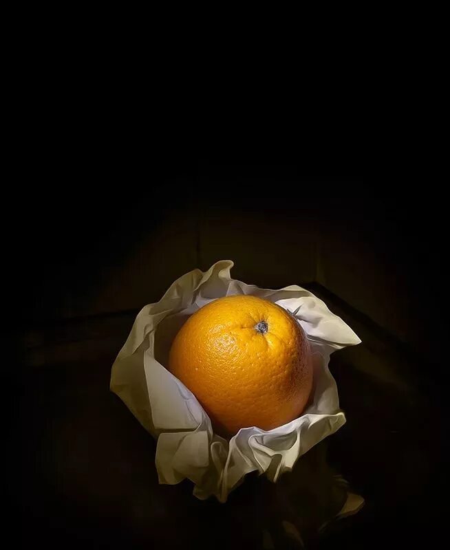 Темный мандарин. Натюрморт с мандаринами. Апельсин на черном фоне. Натюрморт с апельсинами. Апельсины на темном фоне.