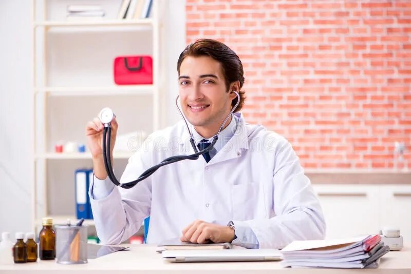 Doctor work it out. Doctor worker. Молодой врач Испания. Young Doctor. Doctors work.