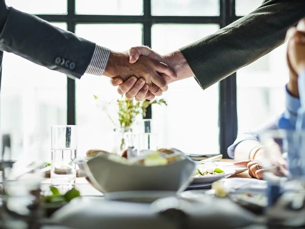 Работники предприятий общественного питания. Деловой обед в ресторане. Деловая встреча. Ресторанное дело. Обслуживание в кафе.