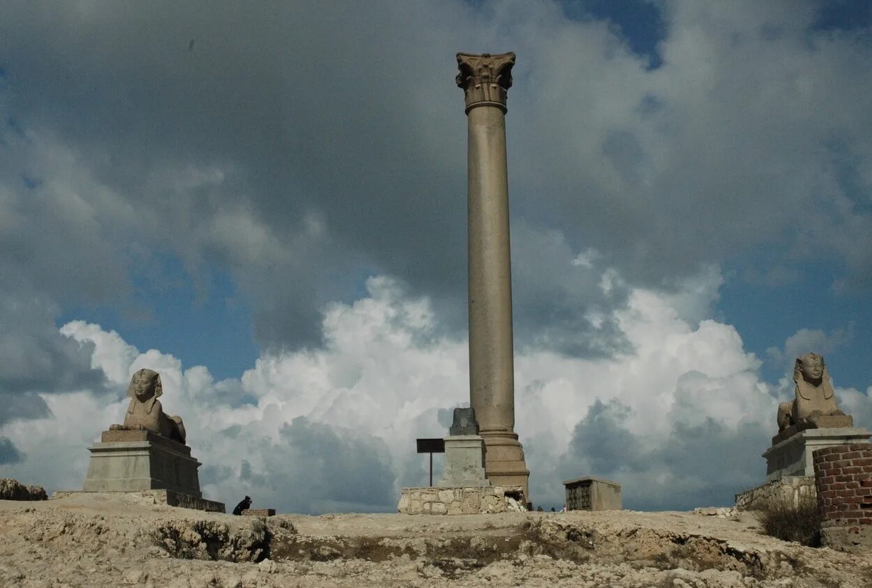 Колонна помпея александрия египет. Александрия колонна. Колонна помпея александрия египет. Колонна помпея в александрии. Помпеева колонна египет.