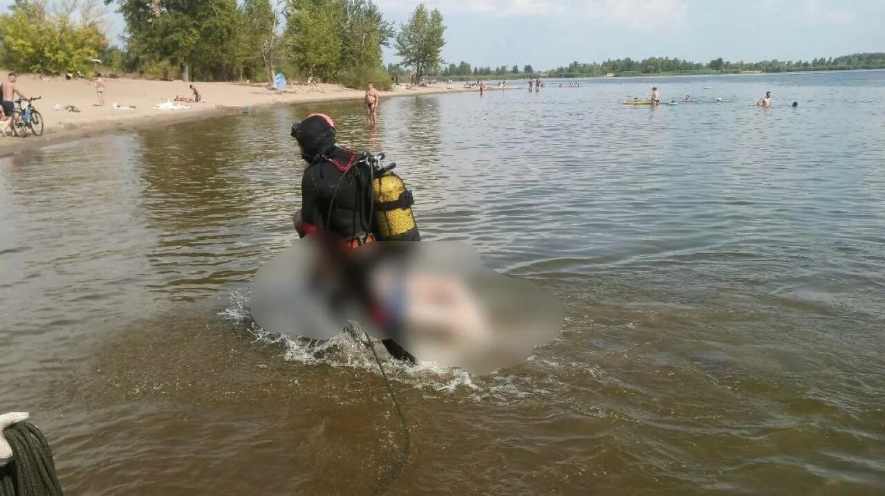 Вытаскивают утонувшего. Саратовский пляж под мостом. Утонул мужчина на пляже Волга в Астрахани.
