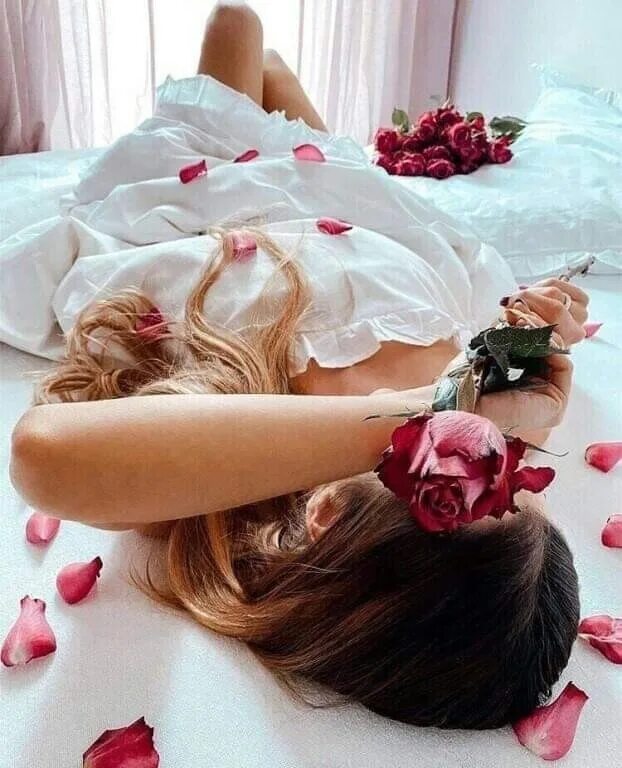Большие цветы во сне. Фотосессия в цветах спят. Утро счастливой женщины.
