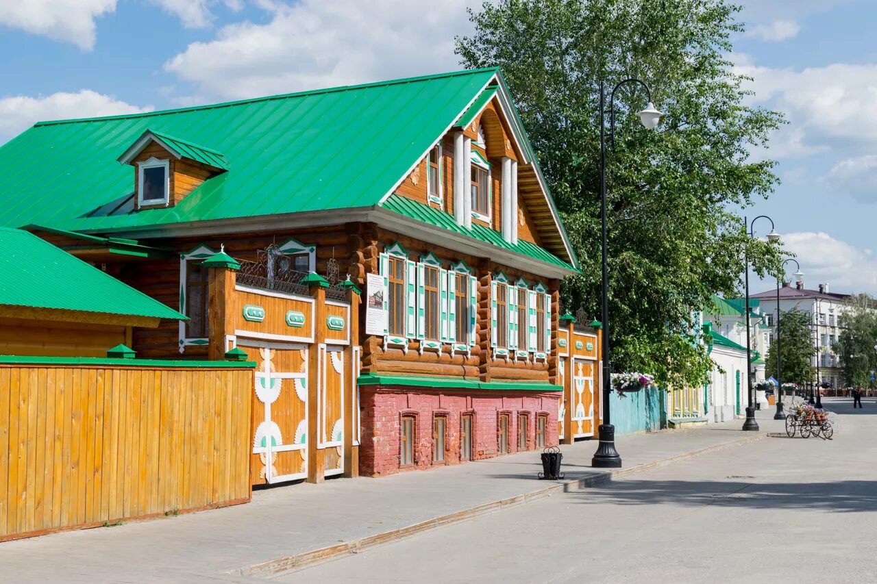 Татарский дом казань. Музей Муллина Казань. Традиционное жилище народов Татарстана. Татарская срубная изба. Дом купца Муллина.