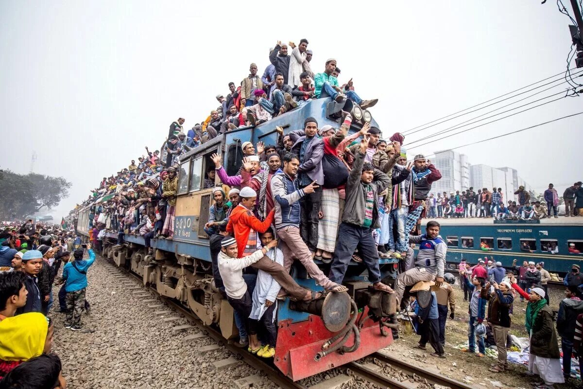 Инди выезд. Поезд в Индии. Поезд в Индии с людьми. Переполненный поезд. Переполненный поезд в Индии.