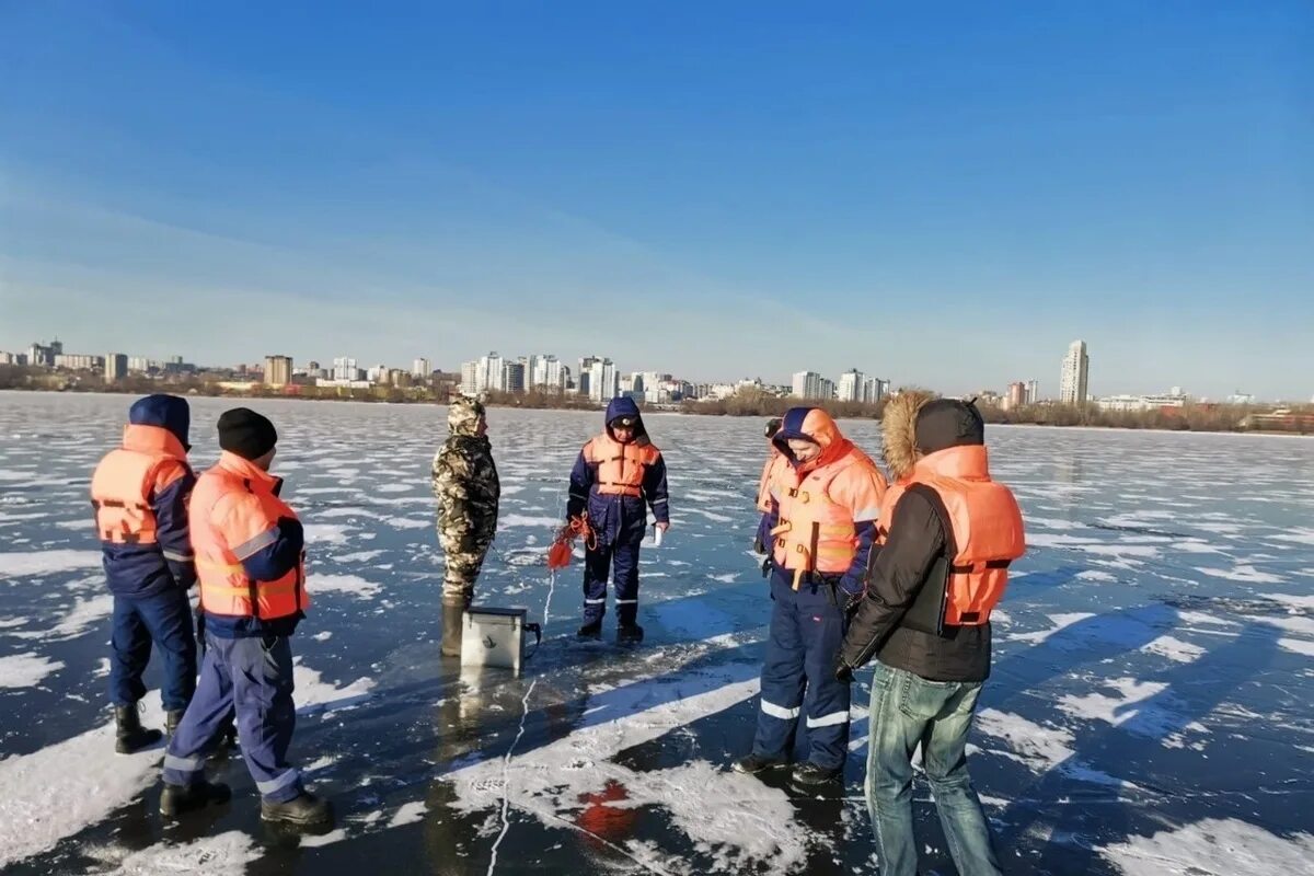 Толщина льда для катания на коньках. Рыбаки на льду. Лед на водоеме. Лед на пруду.