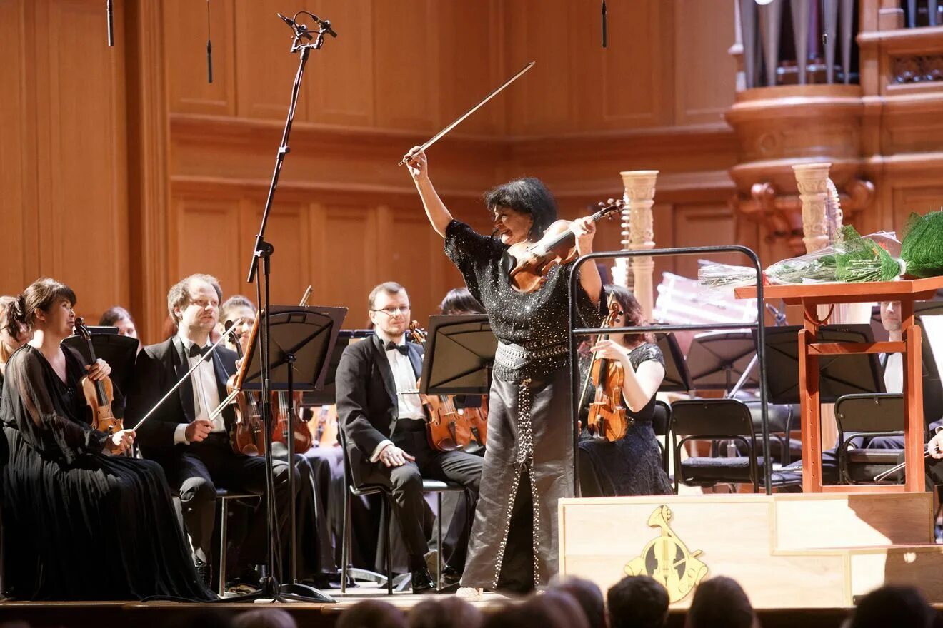 вероника дударова советская женщина дирижер. дударова дирижер. московский государственный симфонический оркестр п/у п. вероника дударова в молодости. дударов дирижер.
