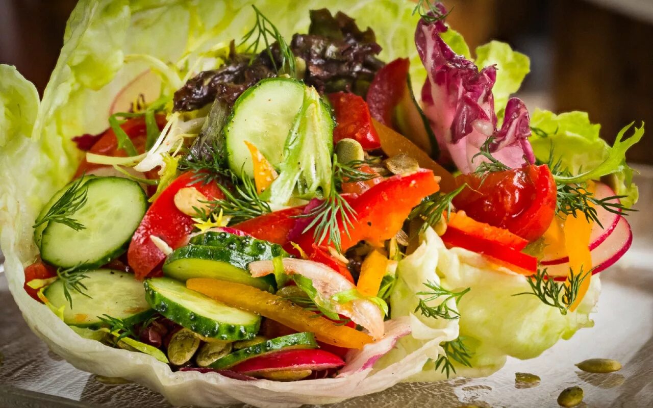 Блюда из сырых овощей. Салат. Овощной салат. Красивый салат из овощей. Красивая подача овощного салата.