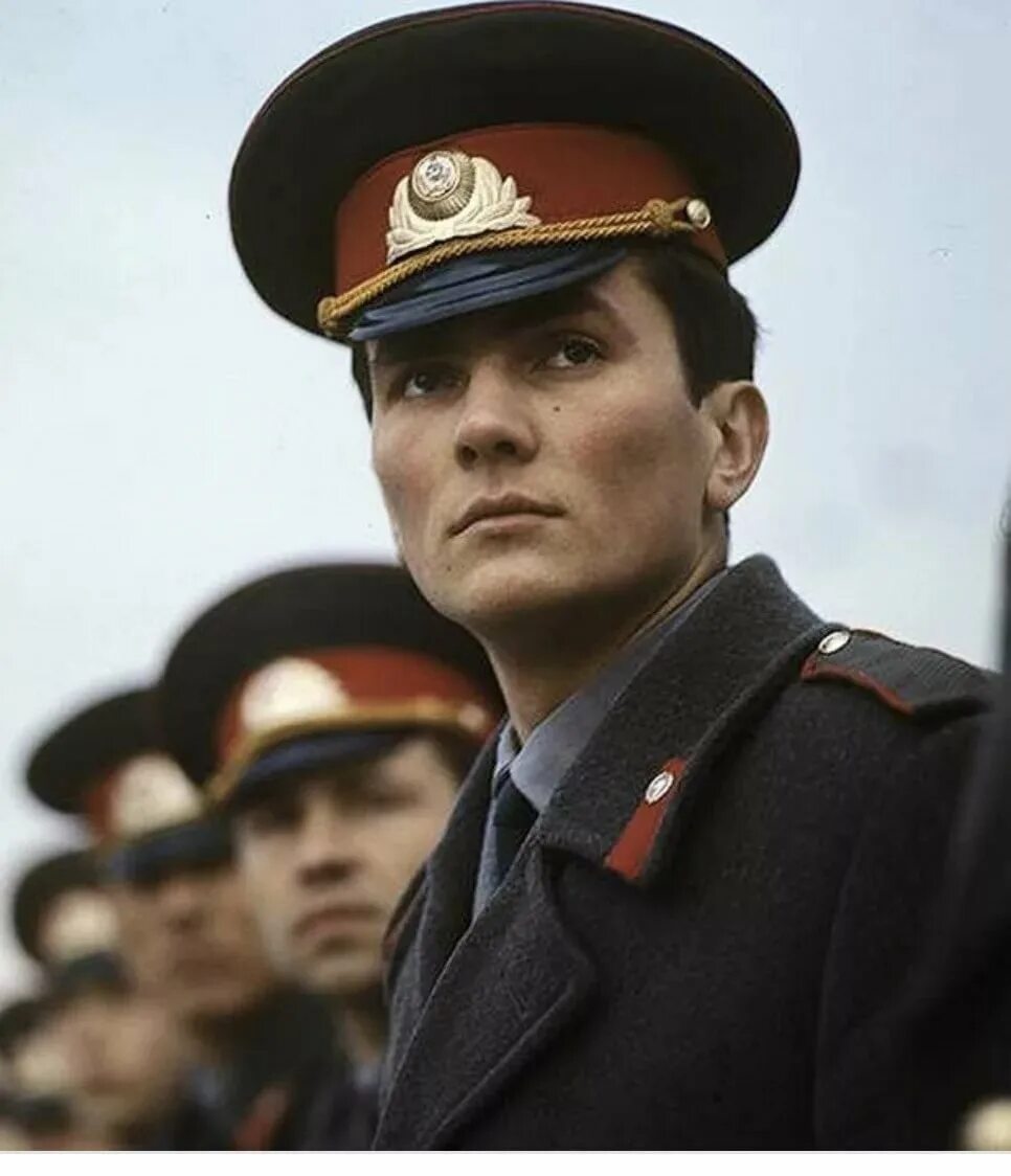 Советские плакаты варшавский договор. Горьковская школа милиции мвд ссср. Овд 1990. Овд 1990. Форма советского милиционера.