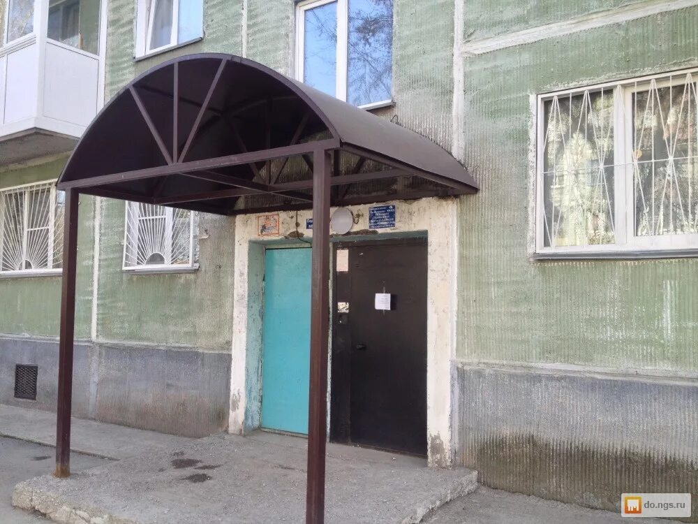 козырек над подъездом. козырек над входом. козырек подъезда. крыльцо в многоэтажном доме. козырек над входом в подъезд.