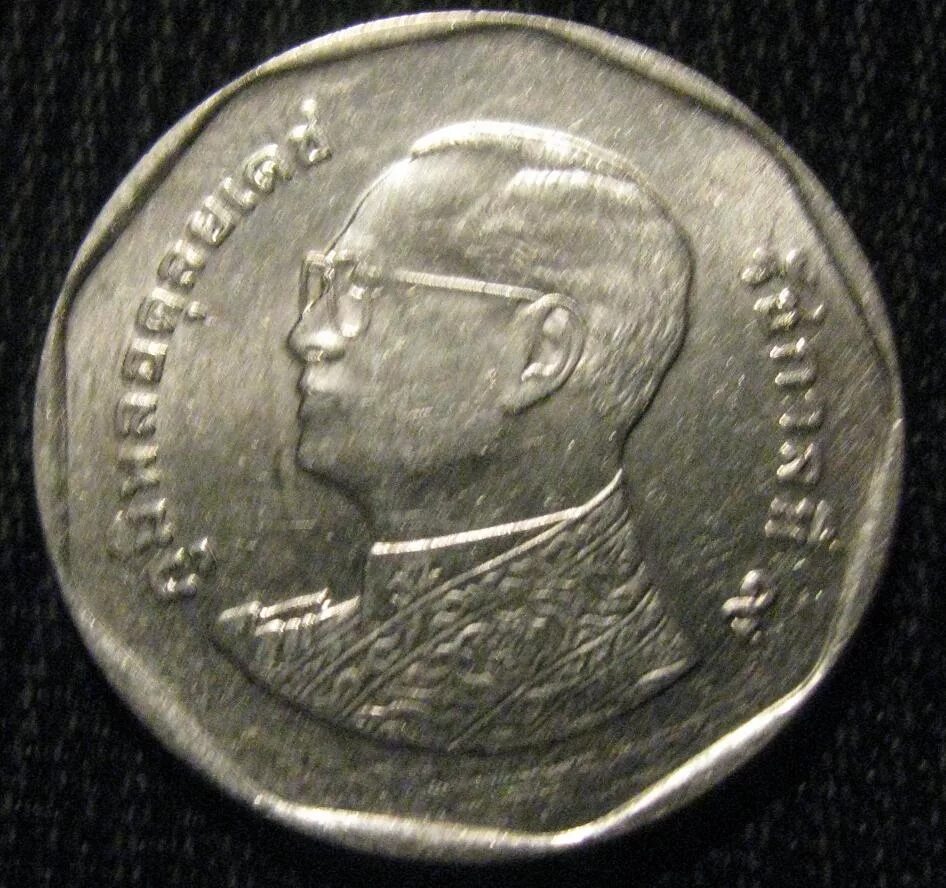Монеты номиналом 1 Китай. Монеты с портретом. Монета с Азиатом. Монета с Азиатом в очках. Назовите изображенного на монете